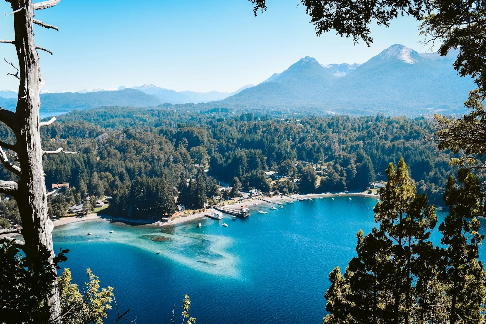 Lago y bosque de Villa La Angostura