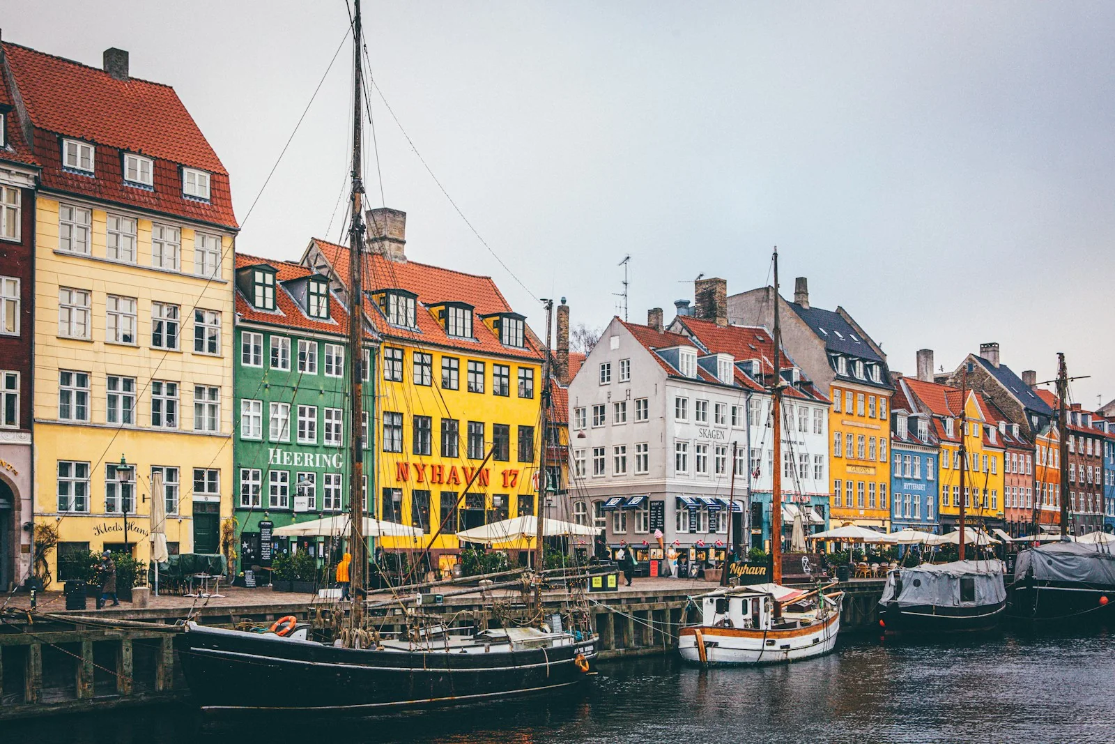 El canal de Nyhavn y sus casas de colores en Copenhague