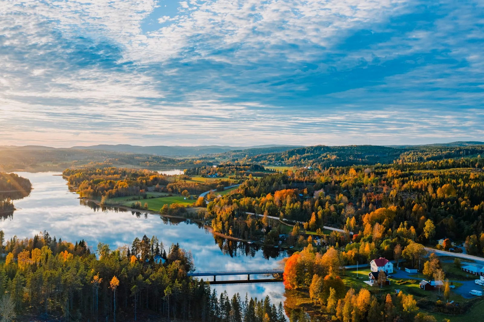 Un lago entre bosques de otoño en Suecia