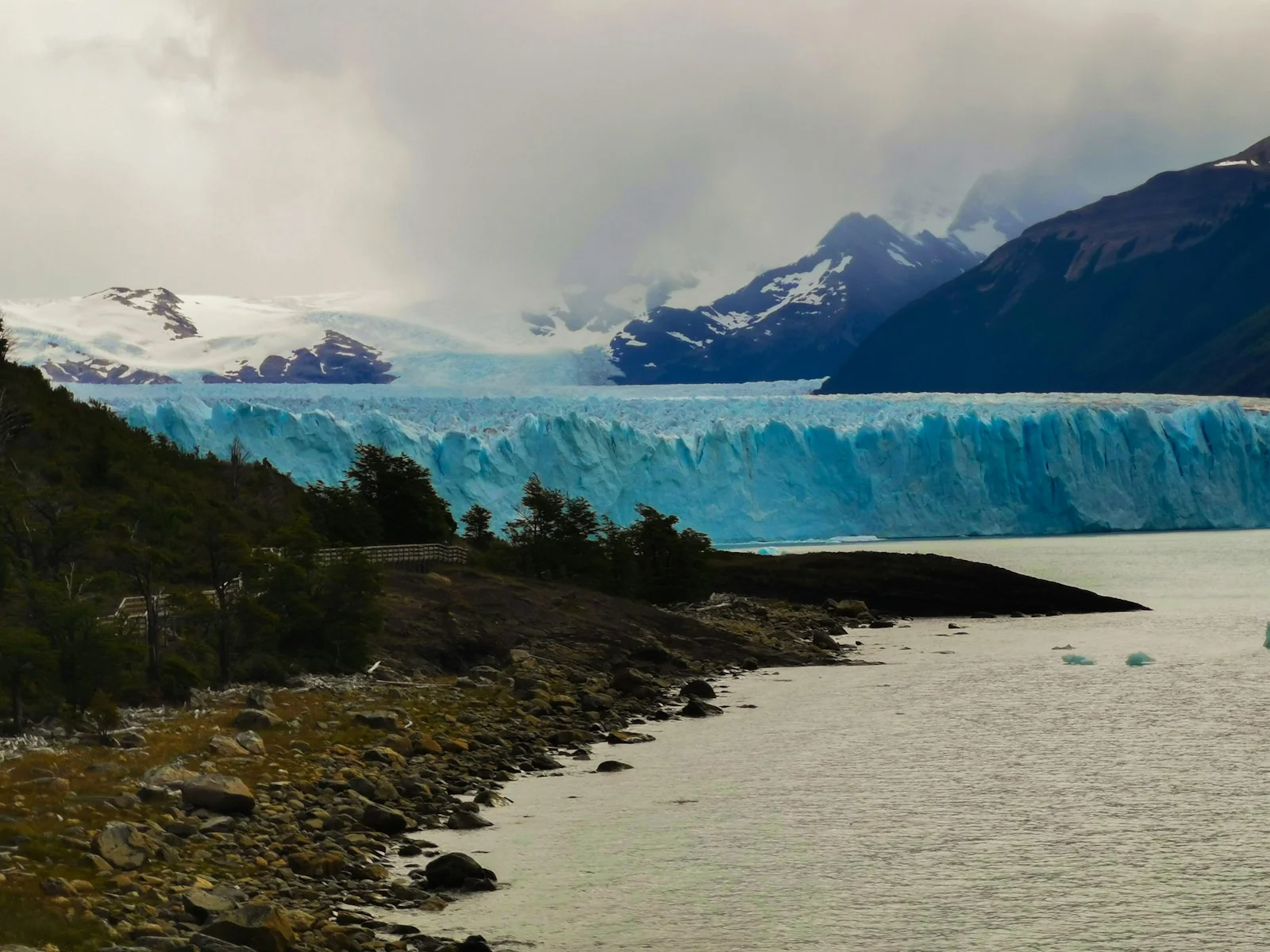 Hielo azul y montañas de la Patagonia