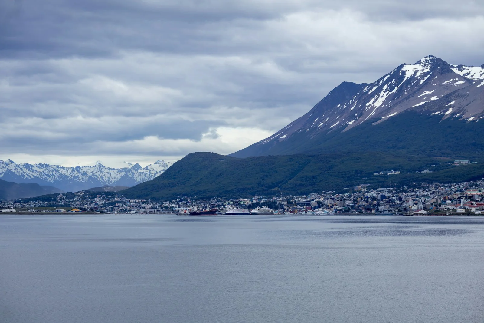 La costa de Ushuaia con sus montañas nevadas